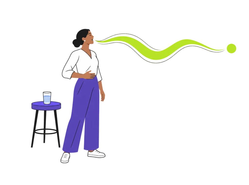 Frau steht aufrecht mit der Hand am Bauch und spricht, ihre Stimme fließt als ruhige Welle in den Raum