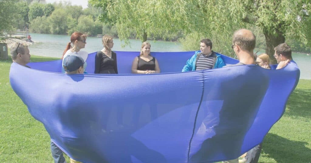 NEVEREST Seminar Gruppendynamik Spiel Fallschirm