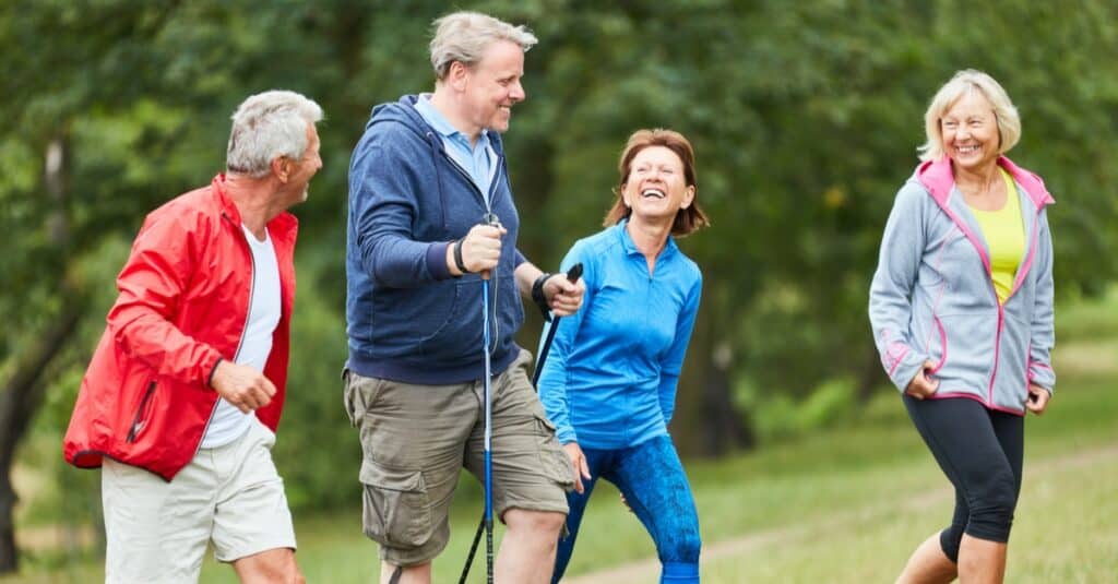 Spazieren gehen gesund Gruppe meetings beim wandern