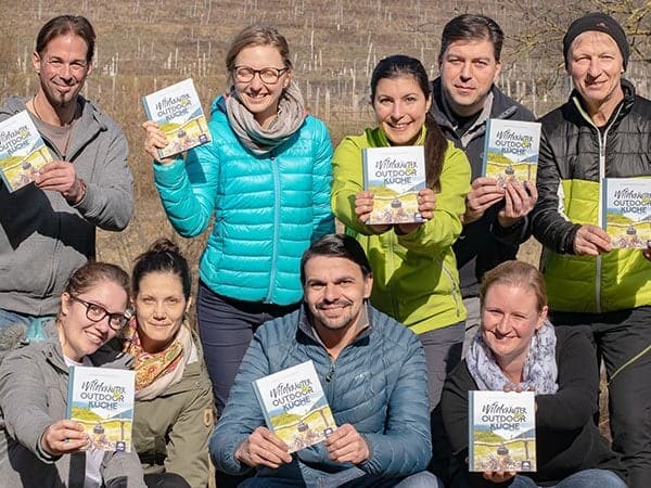 Wildkräuter Outdoorküche 23 Wildkräuter Outdoorküche | JF | Gruppe mit Buch