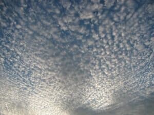 NEVEREST Blog Wolken Bedeutung Wetter Cirrocumulus Wolke Wolkenform Wolkenbildung Wetterlage bestimmen