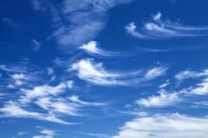 NEVEREST Blog Wolken Bedeutung Wetter Cirrus Wolke Wolkenformation Wolkenbildung Wetterlage bestimmen