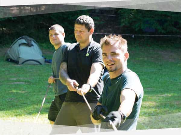 NEVEREST Erlebnispädagogik Ausbildung Spiel Tauziehen Outdoor Gruppendynamik Gemeinsam