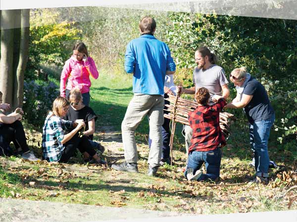 NEVEREST Erlebnispädagogik Ausbildung Outdoor Gruppendynamisches Floß Bauen Gemeinsam