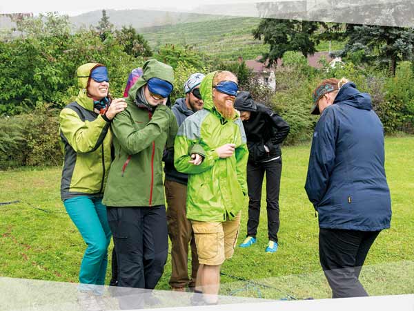 NEVEREST Erlebnispädagogik Ausbildung Teambuilding Outdoor Gruppendynamisches Spiel Blind Augenbinde