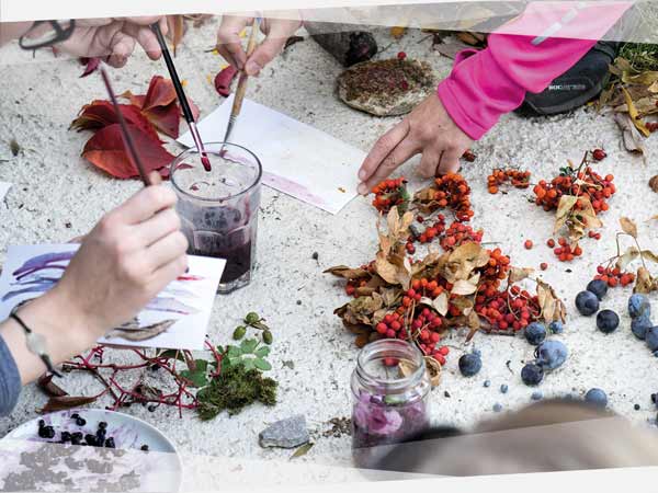 NEVEREST Erlebnispädagogik Ausbildung Landart Malen mit Naturmaterialien Hollerbeeren Zwetschken