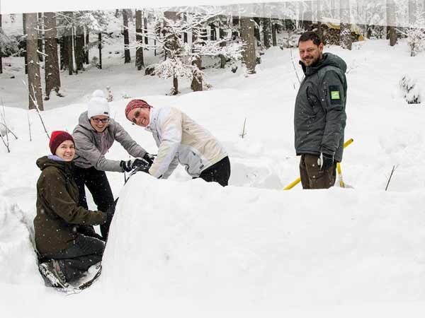 NEVEREST Akademie Outdoor Guide Ausbildung Iglu Bauen Gemeinsam Freude Schnee Eis Winter Kalt