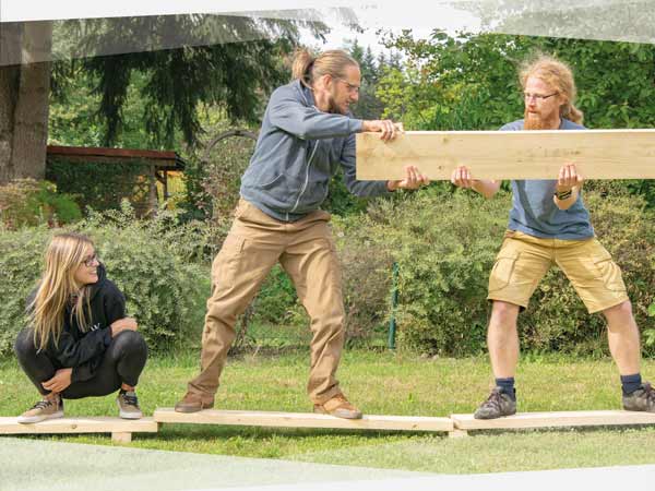 NEVEREST Outdoor Trainer Ausbildung Gruppendynamik Teambuilding Spiel Holzbretter Steg Brücke Bauen