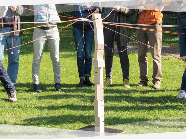 NEVEREST Outdoor Trainer Ausbildung Gruppendynamik Teambuilding Spiel Holzblöcke Turm Bauen