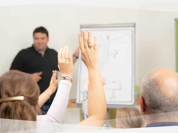 NEVEREST Trainerausbildung Trainer Präsentation Halten Flipchart Teilnehmer Aufzeigen Mitarbeit