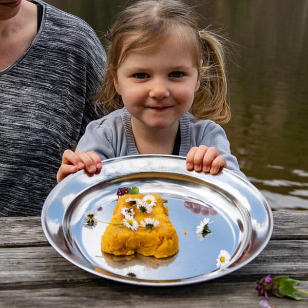 Wildkräuter Outdoorküche für Kinder 12 Wildkräuter Outdoorküche für Kinder | Süßer Polentakuchen mit Blüten