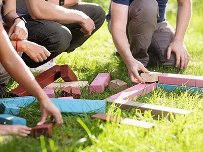 NEVEREST Angebot Incentives Holz Klötze Bauen Natur Outdoor Gruppe Teamwork Kreativ