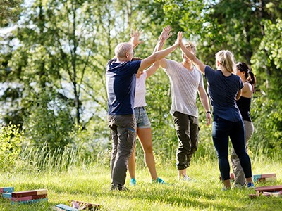 NEVEREST Angebot Incentives Gruppe Freude Gemeinsam Natur Outdoor Grün