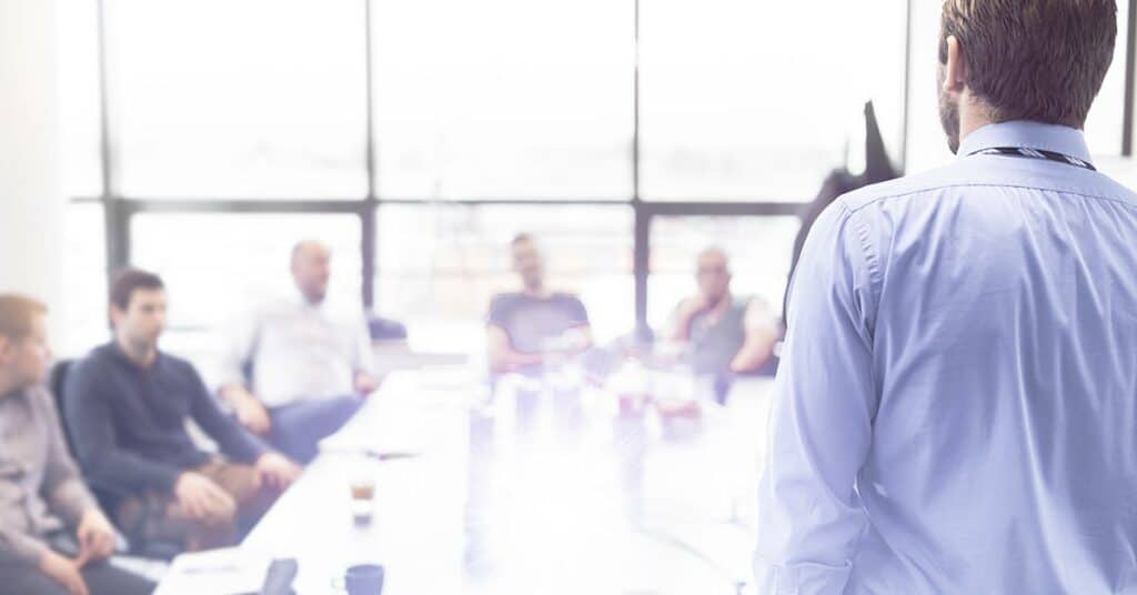 NEVEREST Angebot Mitarbeiterführung Büro Meeting Sitzung Konferenz Gruppe Gespräch