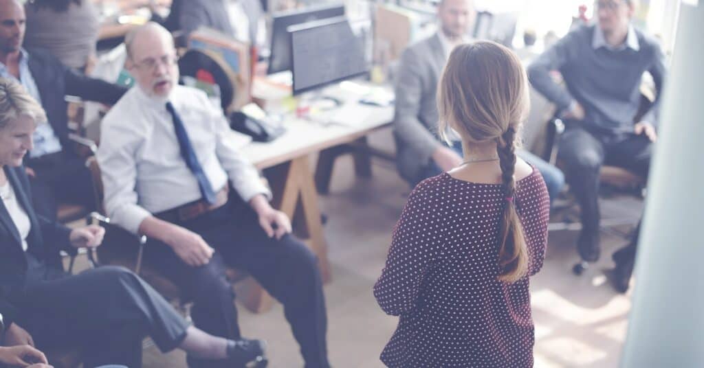 NEVEREST Angebot Präsentationstraining Rede Vortragende Präsentation Gestik Publikum Büro Meeting Arbeit