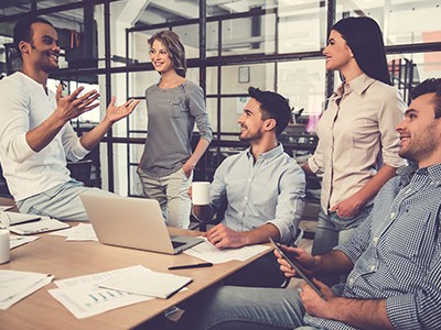 NEVEREST Angebot Resilienz Training Büro Meeting Arbeitskollegen Gespräch Beratung Miteinander