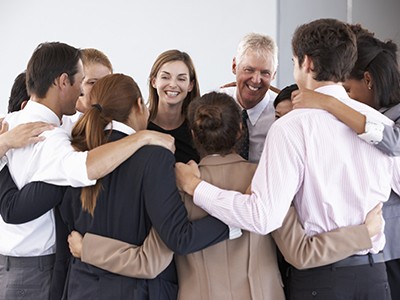 NEVEREST Angebot Resilienz Gruppe Team Kreis Umarmung Bestärkung Gespräch Beratung