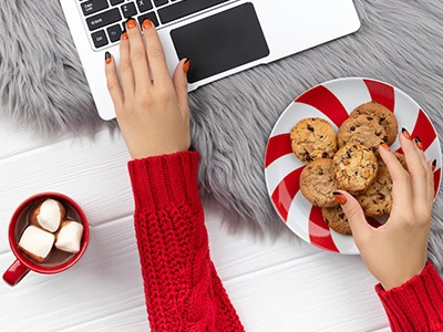 NEVEREST Online Weihnachtsfeier Cookies Laptop Heiße Schokolade Marshmellows