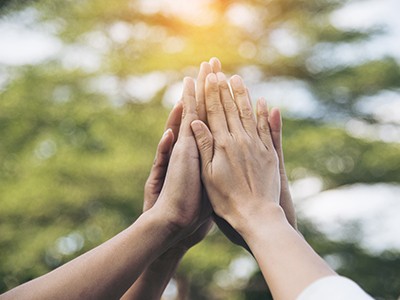 NEVEREST Teamentwicklung Hände Sonne High Five Gemeinschaft Erfolg