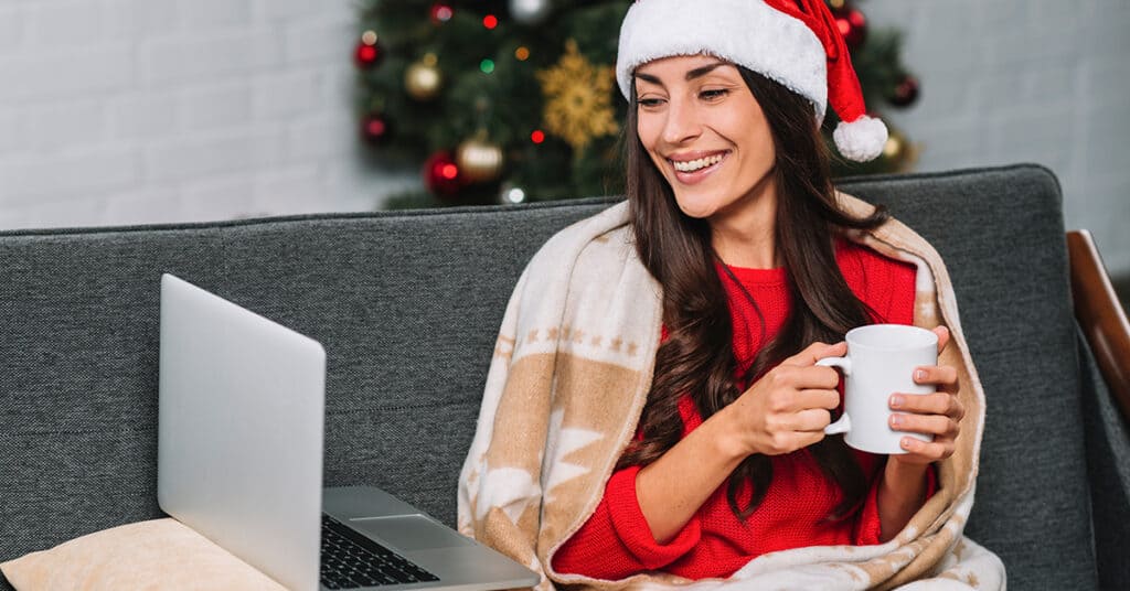 NEVEREST Online Weihnachtsfeier Header Kaffee Tee Decke Laptop Kuschelig