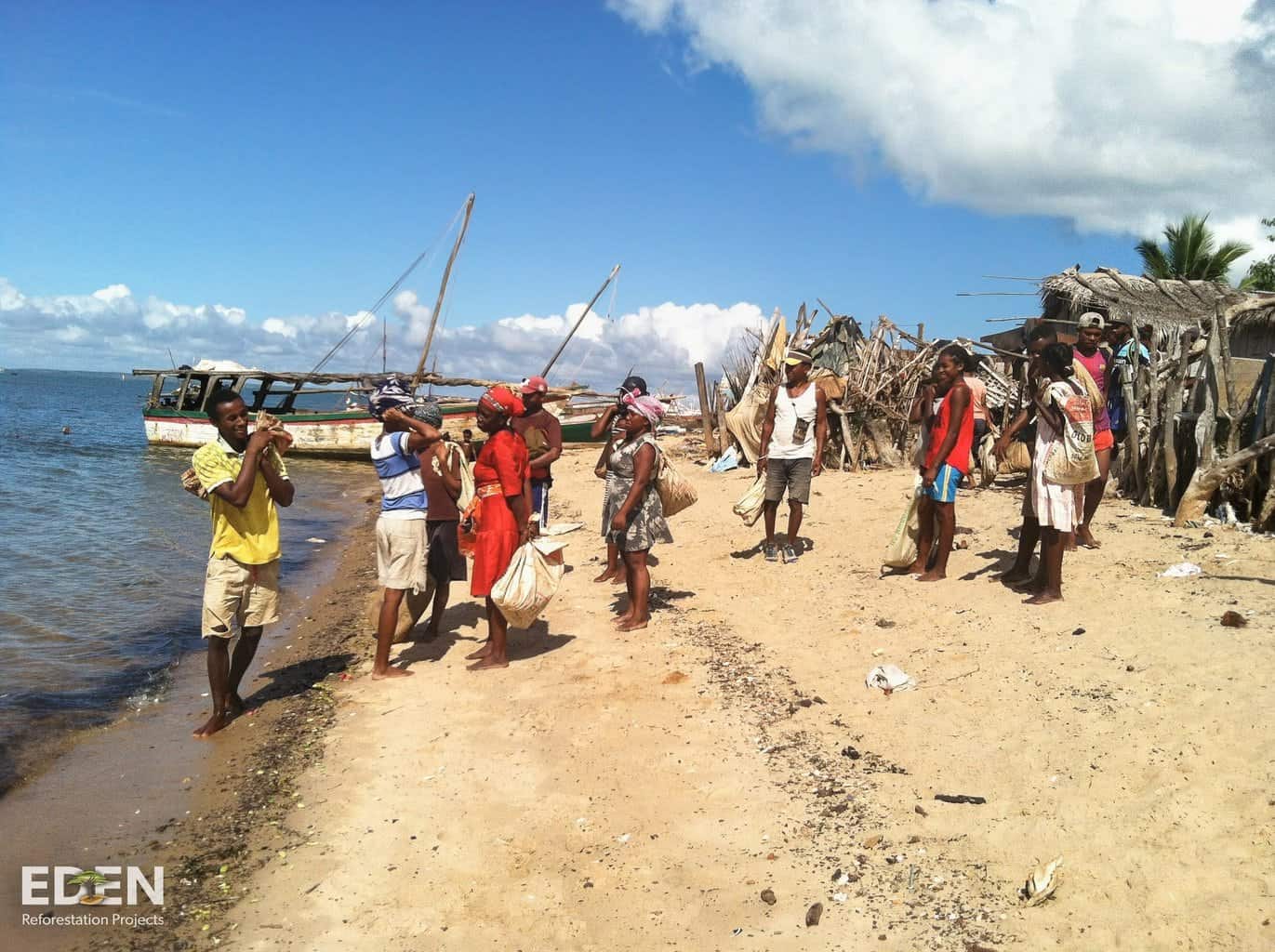 Eden Reforestation Projects 4 mosammosambik_strand_wasser_anpflanzenbik_strand_wasser_anpflanzen