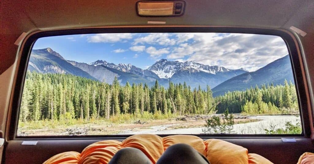 Camping Ausrüstung Berge Schnee Wald Camper Wohnmobil Schlafen Auto Schlafsack