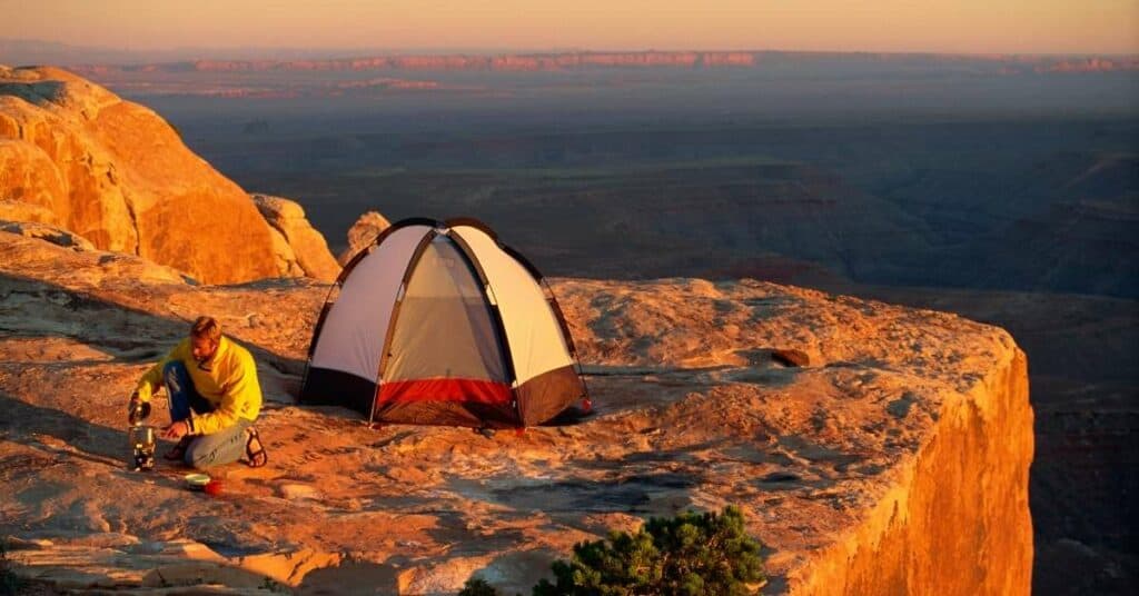 Camping Ausrüstung Zelten Berge Frühstück Gaskocher Tee Aussicht 