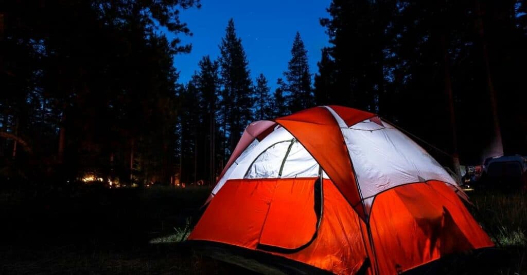 Camping Ausrüstung Zelten Nacht Outdoor Übernachten Natur Licht Feuer