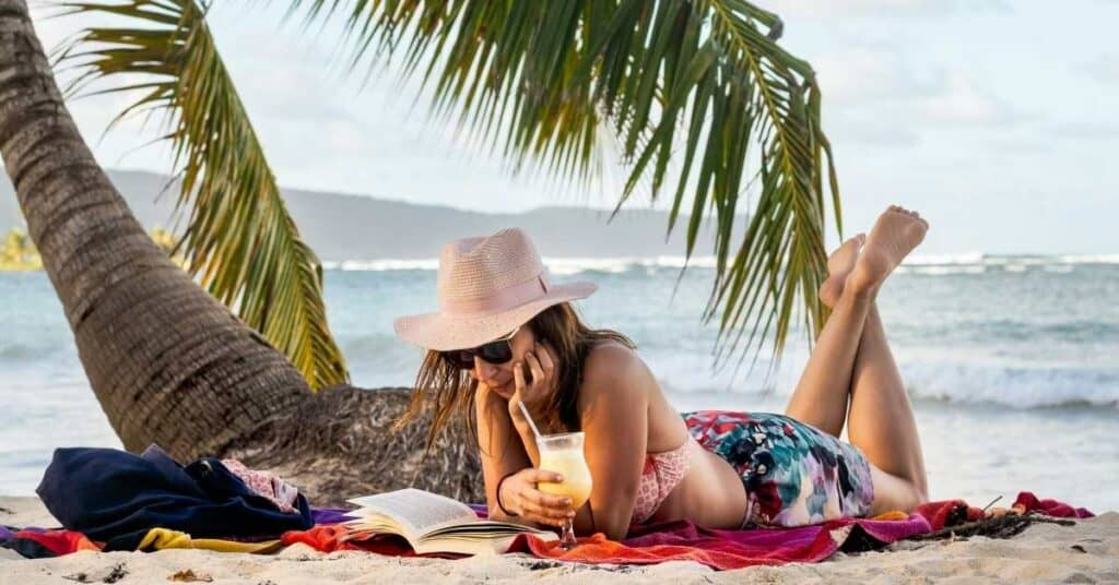 Im Urlaub richtig abschalten Frau am Strand liest