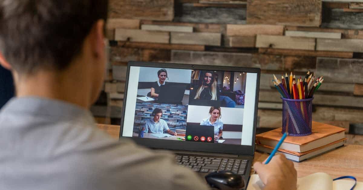 NEVEREST Titelbild Distance Learning - Mann sitzt vor Notebook auf dem ein Videocall zu sehen ist