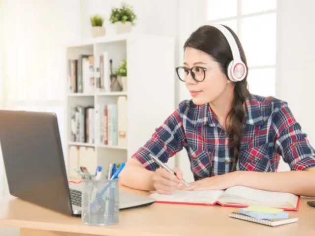 NEVEREST Lernen lernen für Lehrlinge - Lehrling lernt selbständig mit Notebook