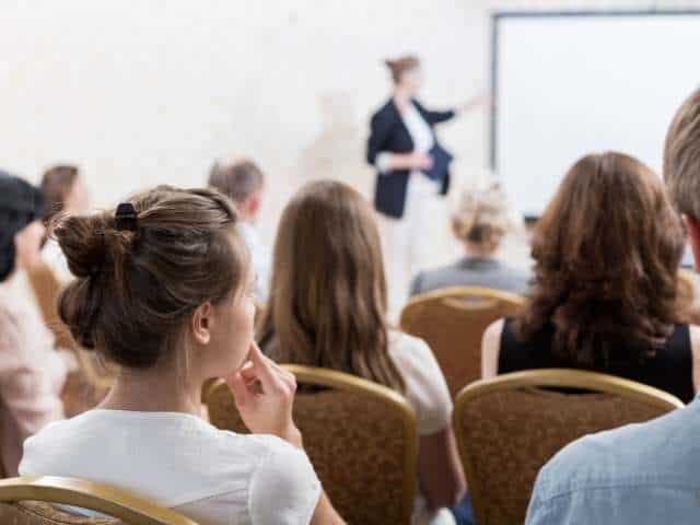 NEVEREST Rhetoriktraining für Lehrlinge - erfolgreicher Auftritt vor Gruppe