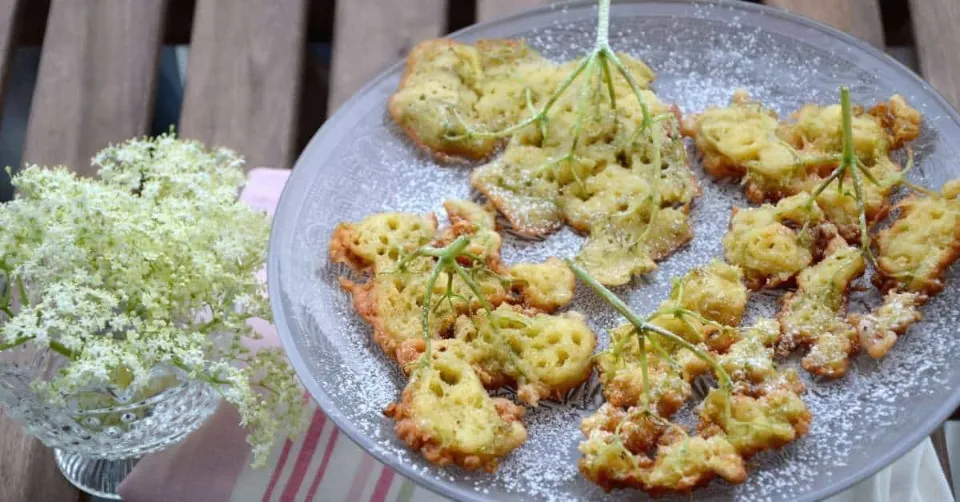 NEVEREST Blog Holunder Rezepte Hollerkrapfen gebacken Holunderblüten