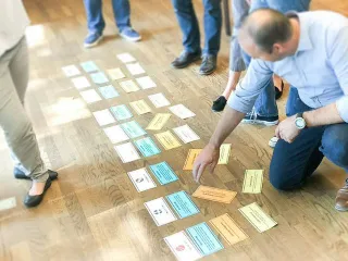 NEVEREST Business Seminare - Metakärtchen die am Boden liegen