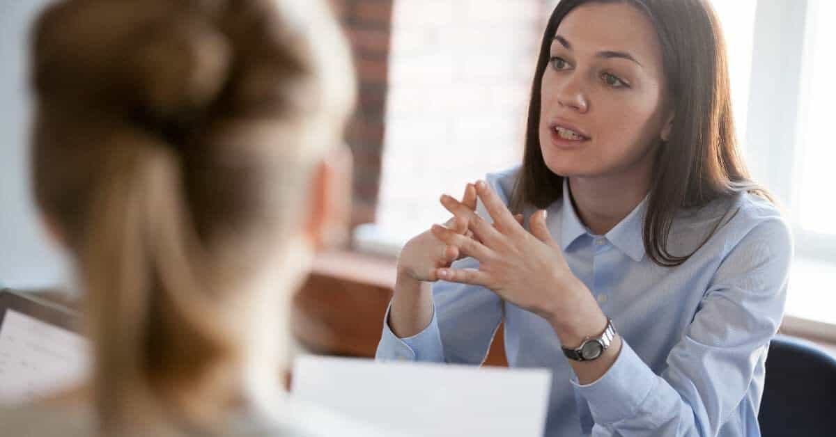 NEVEREST Zwei Frauen die in einem Businessgespräch sind