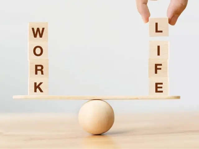 NEVEREST Digitale Kompetenz Holzwaage Work Life Balance