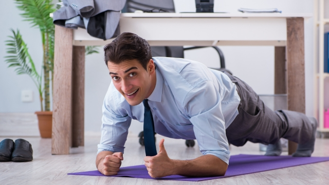 Betriebliche Gesundheitsförderung mit viel Bewegung, auch im Büro.