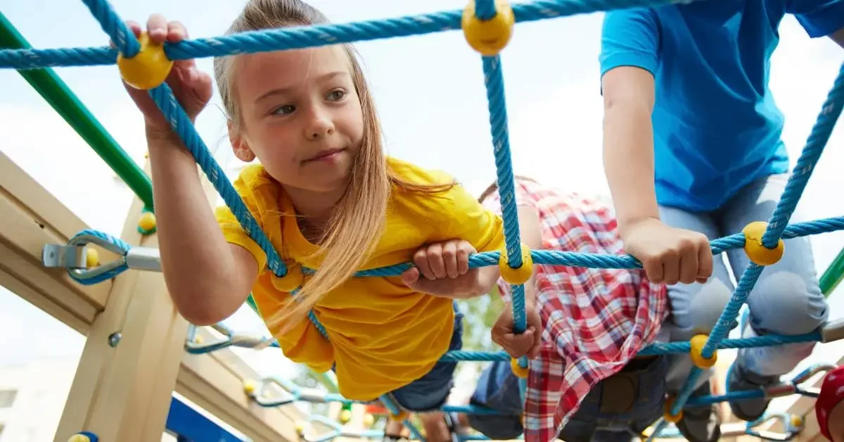 NEVEREST Freizeitpädagogik Kinder am Klettergerüst-Netz