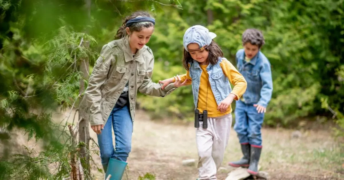 NEVEREST Waldpägagogik zwei Kinder balancieren