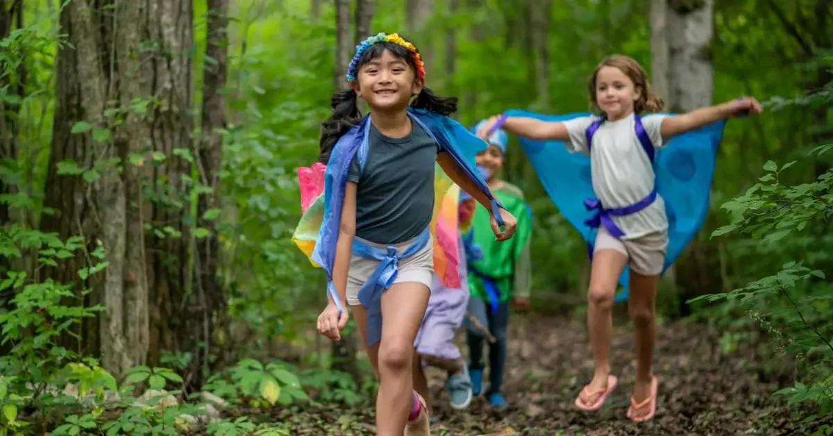 NEVEREST Waldpädagogik Kinder laufen durch den Wald