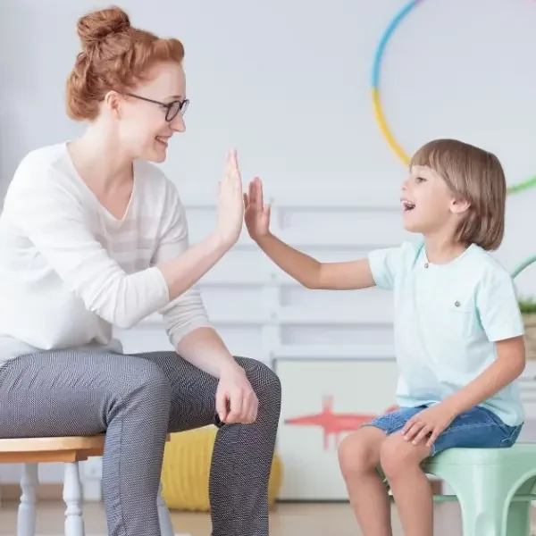 NEVEREST Hauptbild 2023 - Kinder Mentaltrainer Ausbildung 600x600 Frau Kind Beratung Gespräch high-five