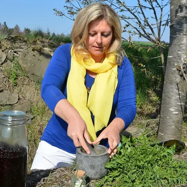 NEVEREST Hauptbild 2023 - Kraeuterpaedagogik Ausbildung 600x600 Kräuterküche Wildkräuter Tinktur Eunike Grahofer