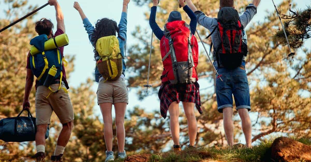 Teambuilding Outdoor für Lehrlinge - Team mit Outdoorbekleidung freut sich über Erfolg