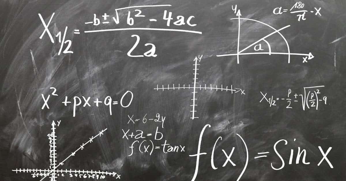 NEVEREST - Praktische Mathematik - Mathematikformeln die auf einer Schultafel stehen