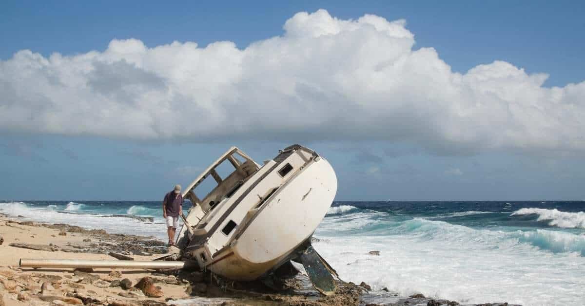 NEVEREST - Schiffbrüchige auf der Insel - Boot, das umgekippt am Strand liegt