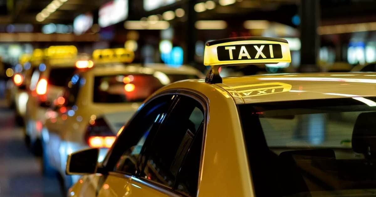 NEVEREST - Taxifahrt - Taxis vor einem Taxistand