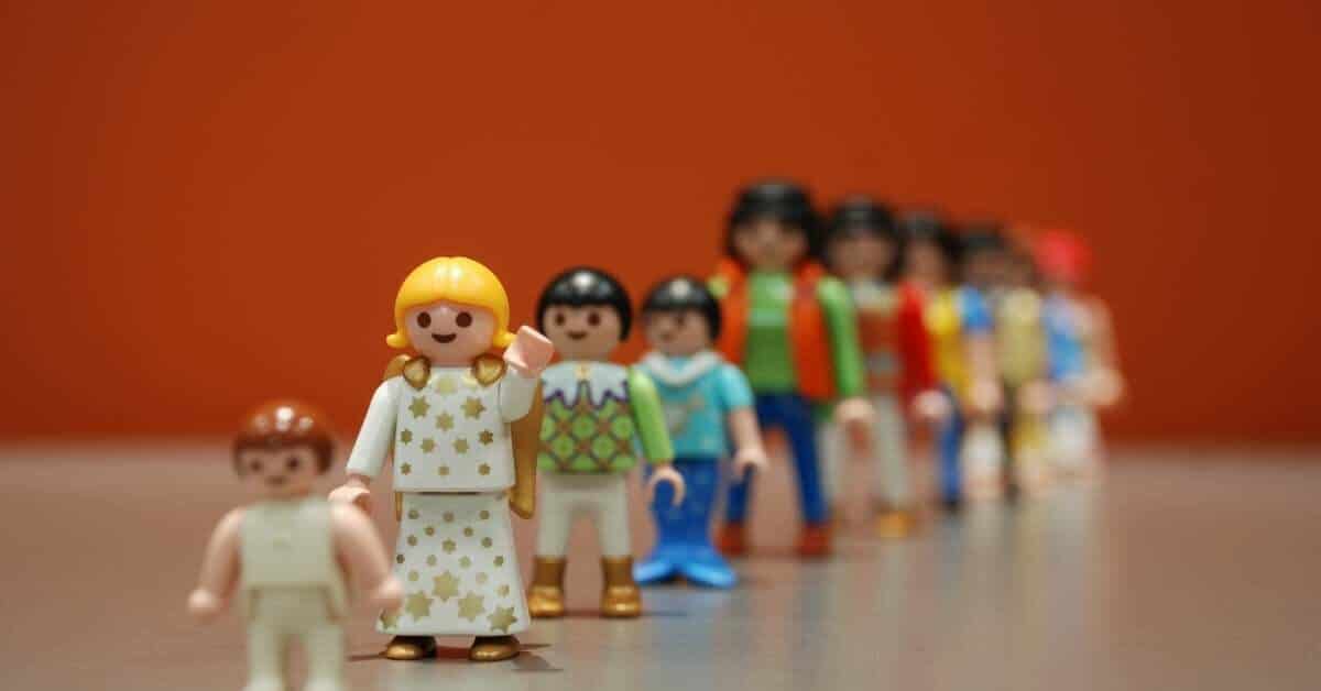 NEVEREST - Vorstellen mit Playmobil - Playmobilfiguren in unterschiedlicher Größe