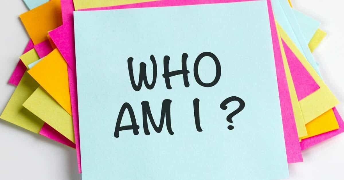 NEVEREST - Wer bist du - Post it mit Text "Who am I?"