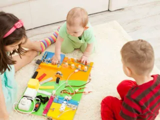 NEVEREST - Activity Boards gestalten - Kinder spielen mit Montessori Board