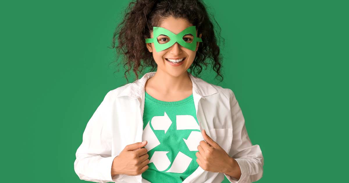 NEVEREST Nachhaltigkeitsheroes - Heldin mit grüner Maske und grünem T-Shirt mit Recyclingzeichen